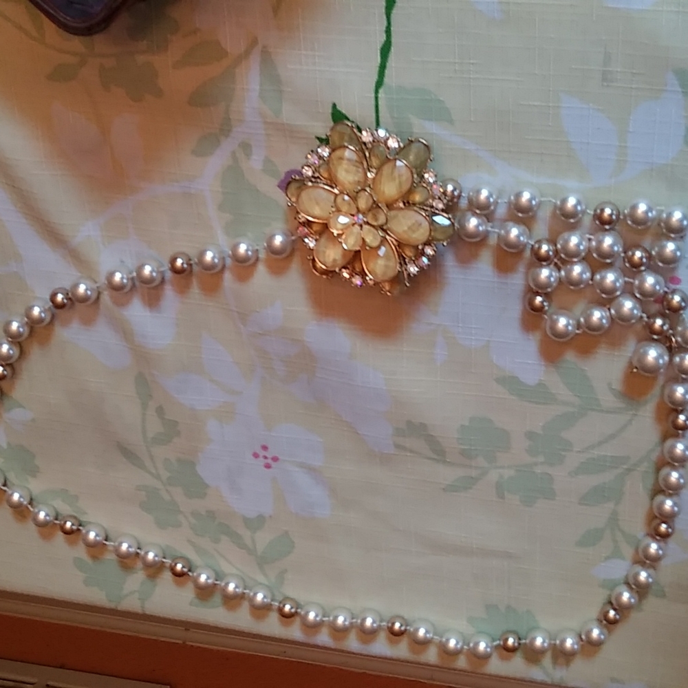 Gorgeous adjustable pearl belt